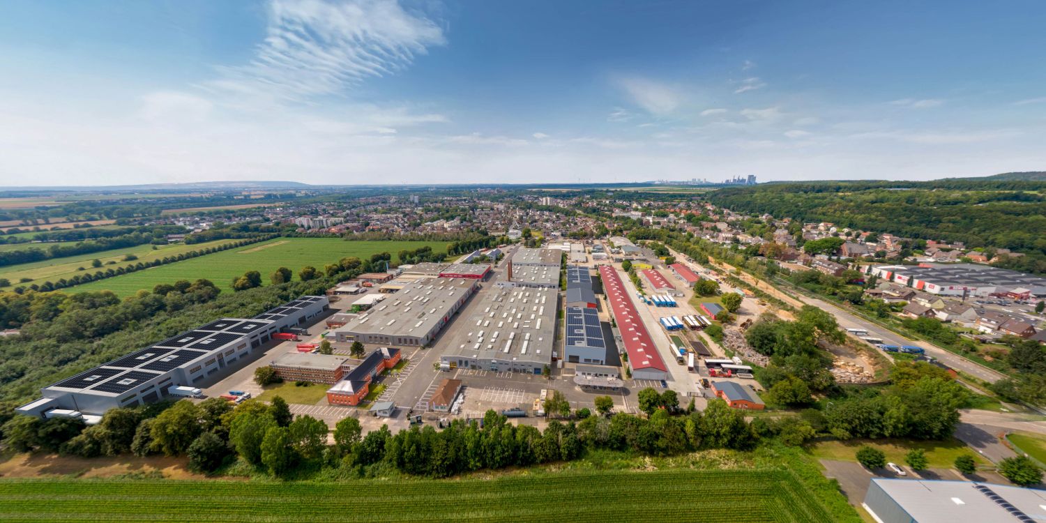 Die Visualisierung zeigt den Alpha Industrial Gewerbepark Bergheim bei Fertigstellung der ersten drei Neubauten. Links im Bild befindet sich Halle 4. Bildrechte: Alpha Industrial